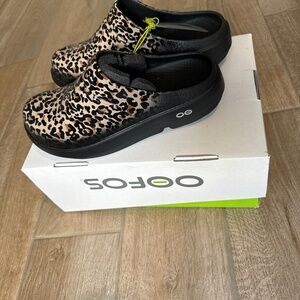 Oofos Leopard Clogs